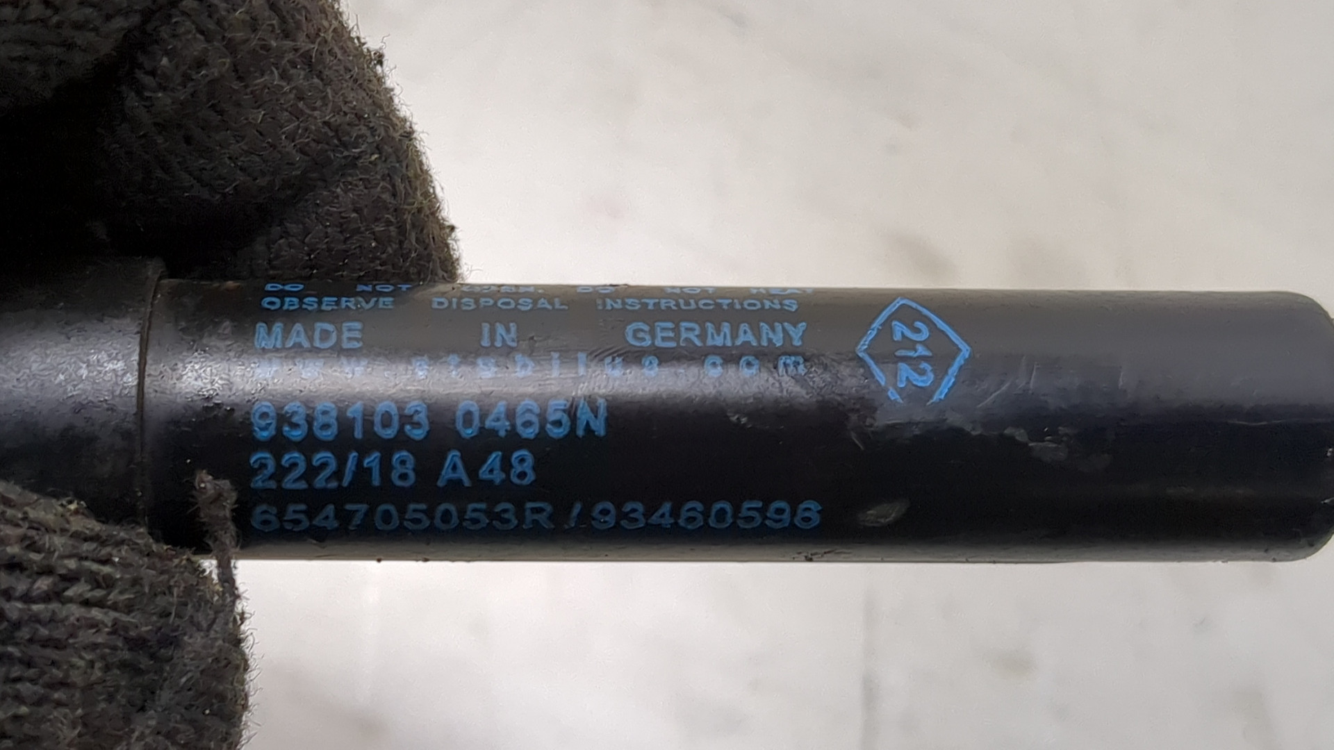 Амортизатор капота