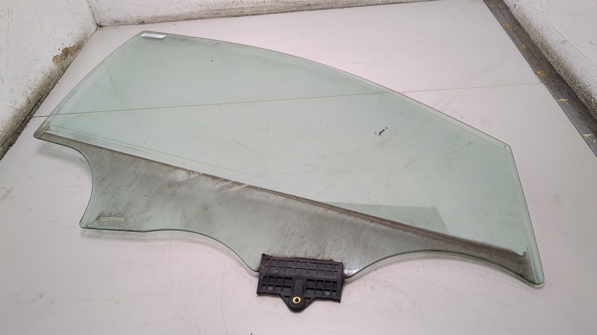 Стекло двери передней правой