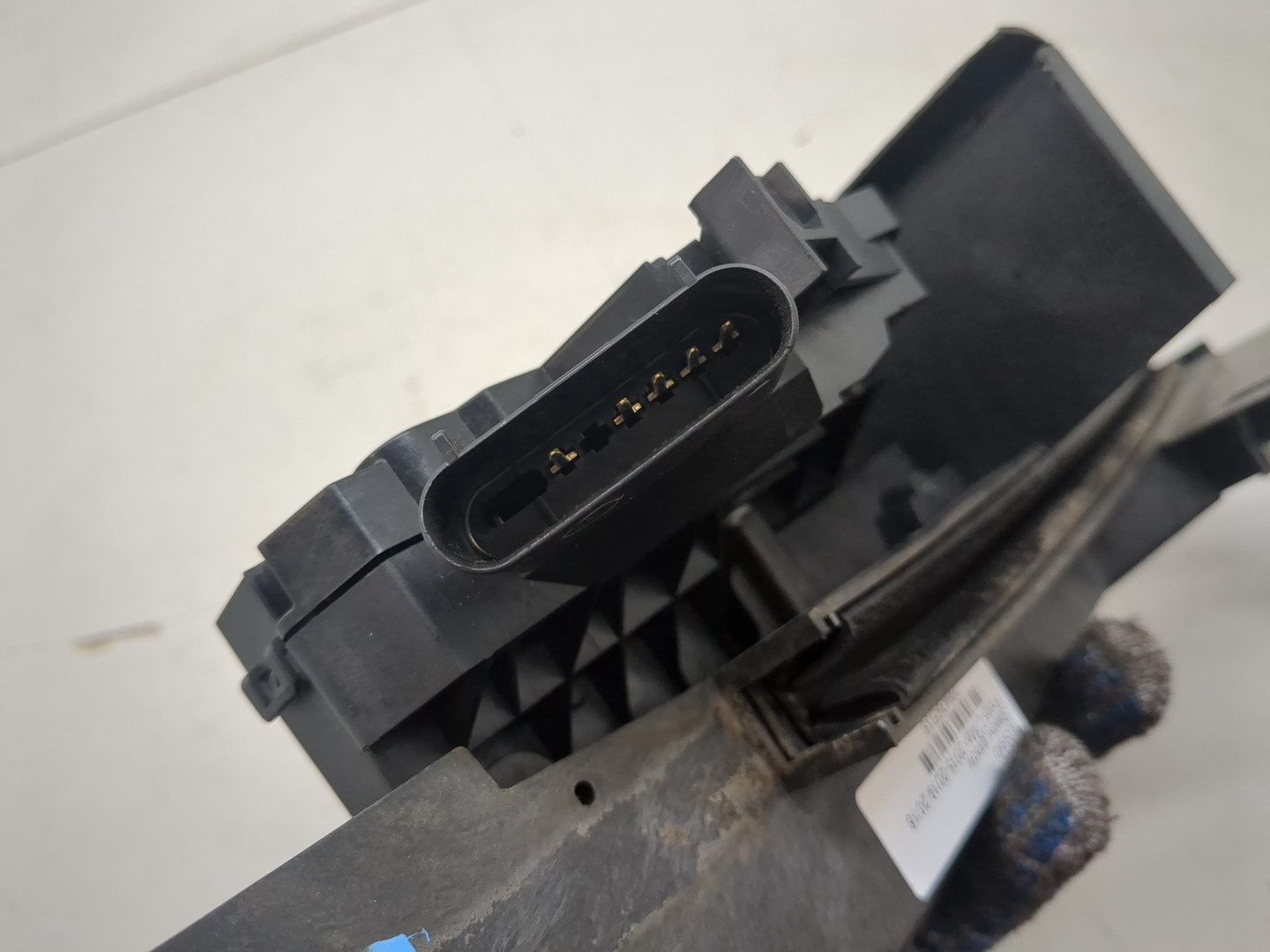 Замок двери передней левой