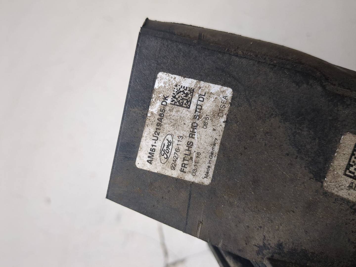 Замок двери передней левой