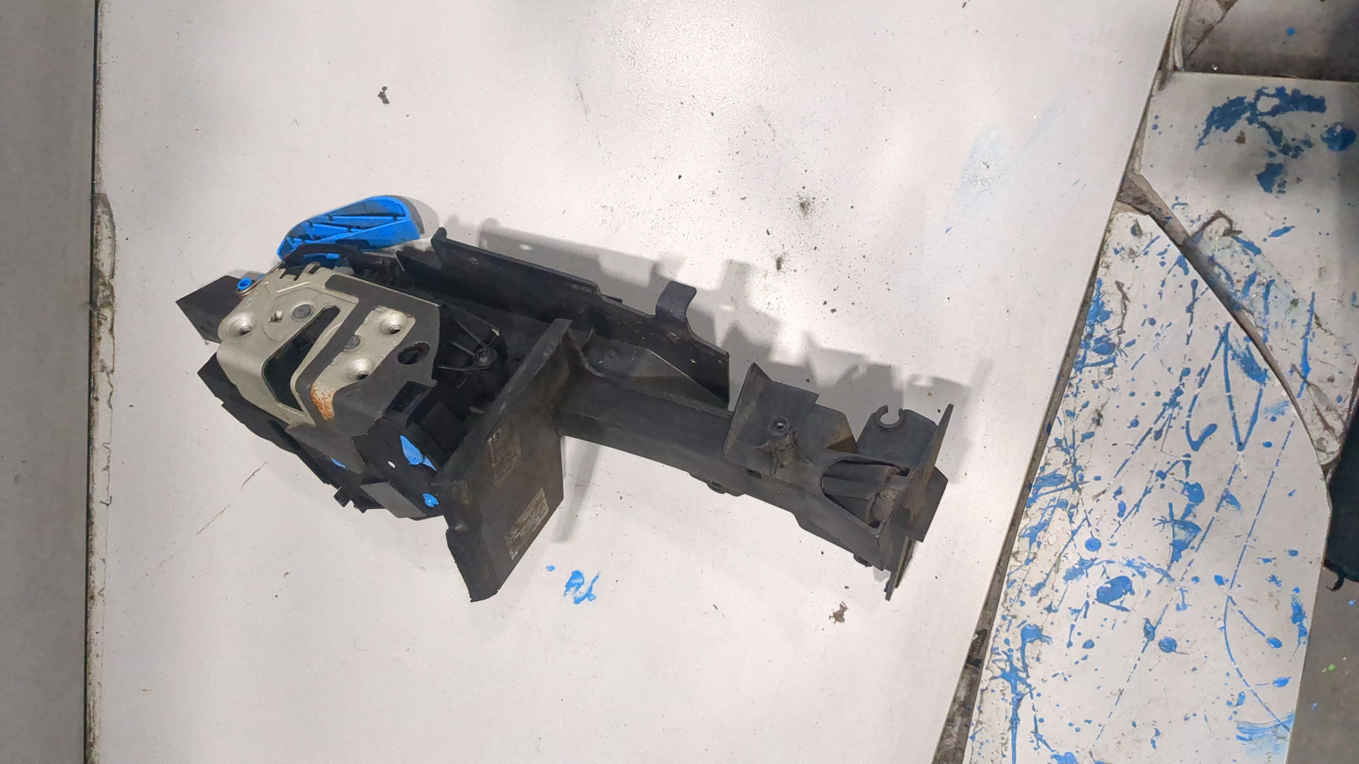 Замок двери передней левой