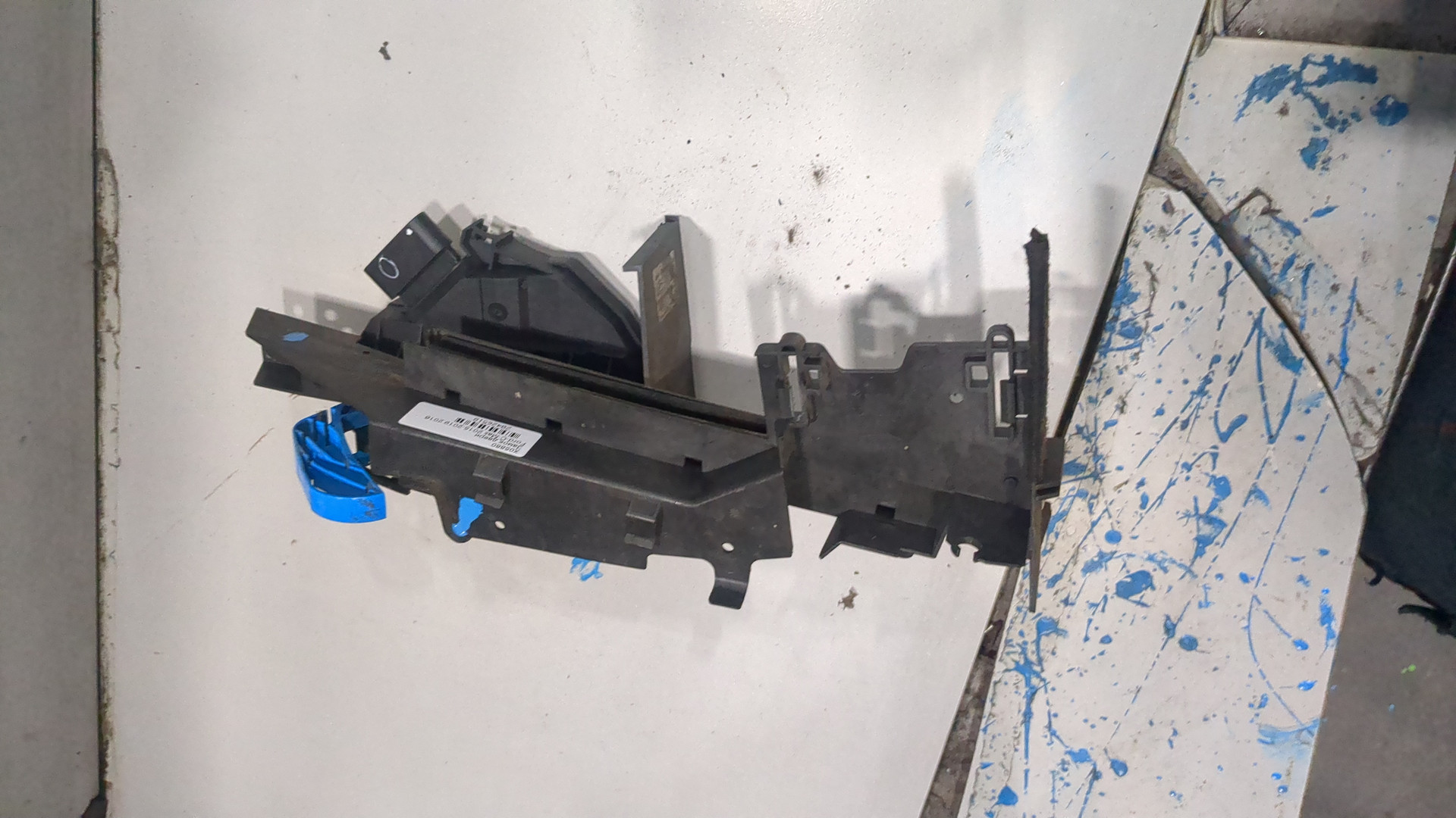 Замок двери передней левой