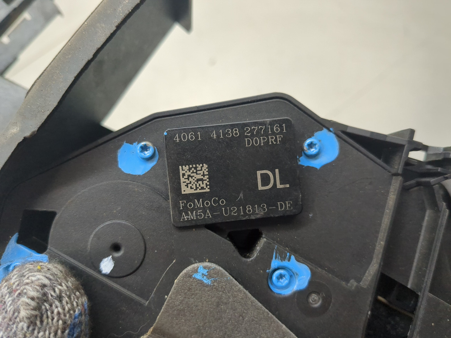 Замок двери передней левой