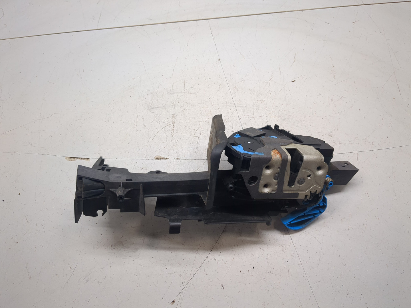 Замок двери передней левой