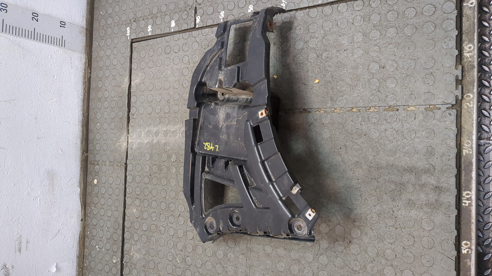 Кронштейн заднего бампера левый