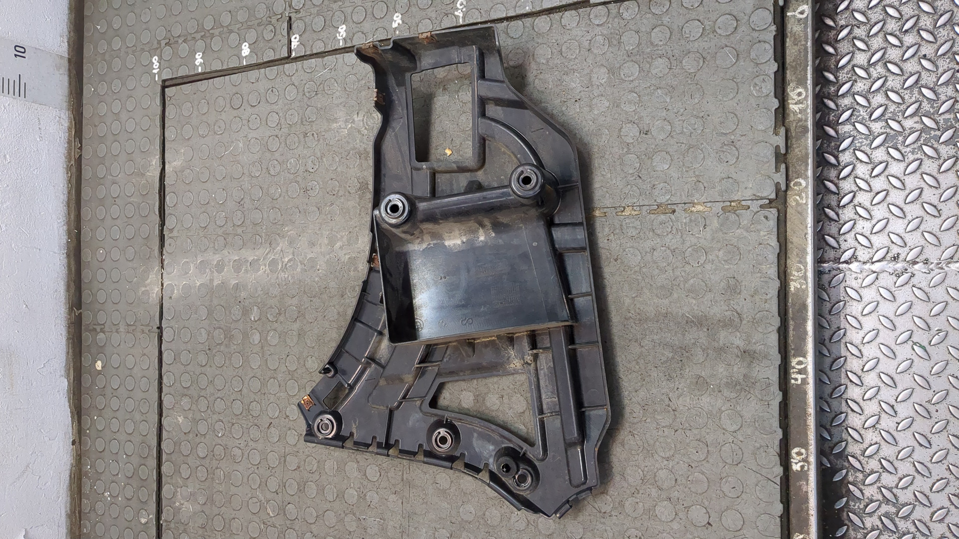 Кронштейн заднего бампера левый