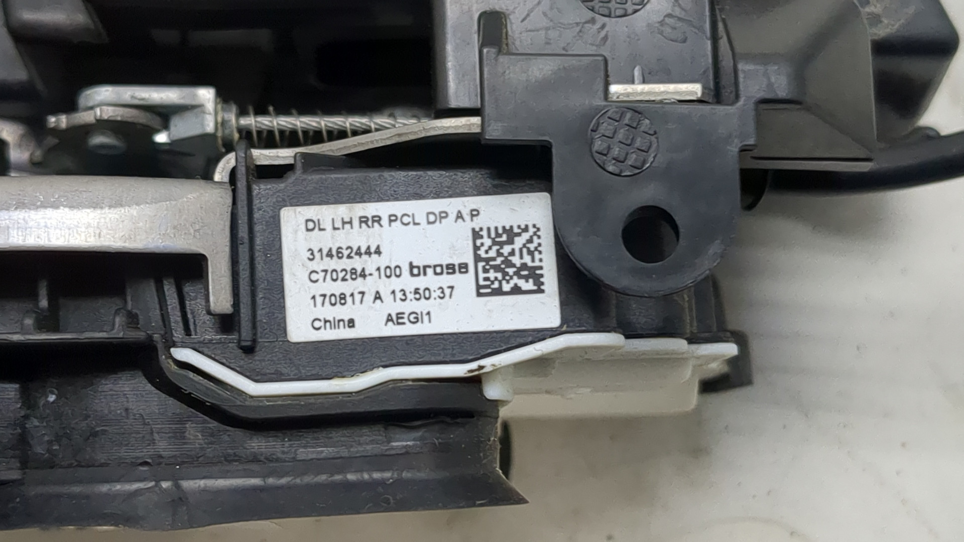 Замок двери задней левой