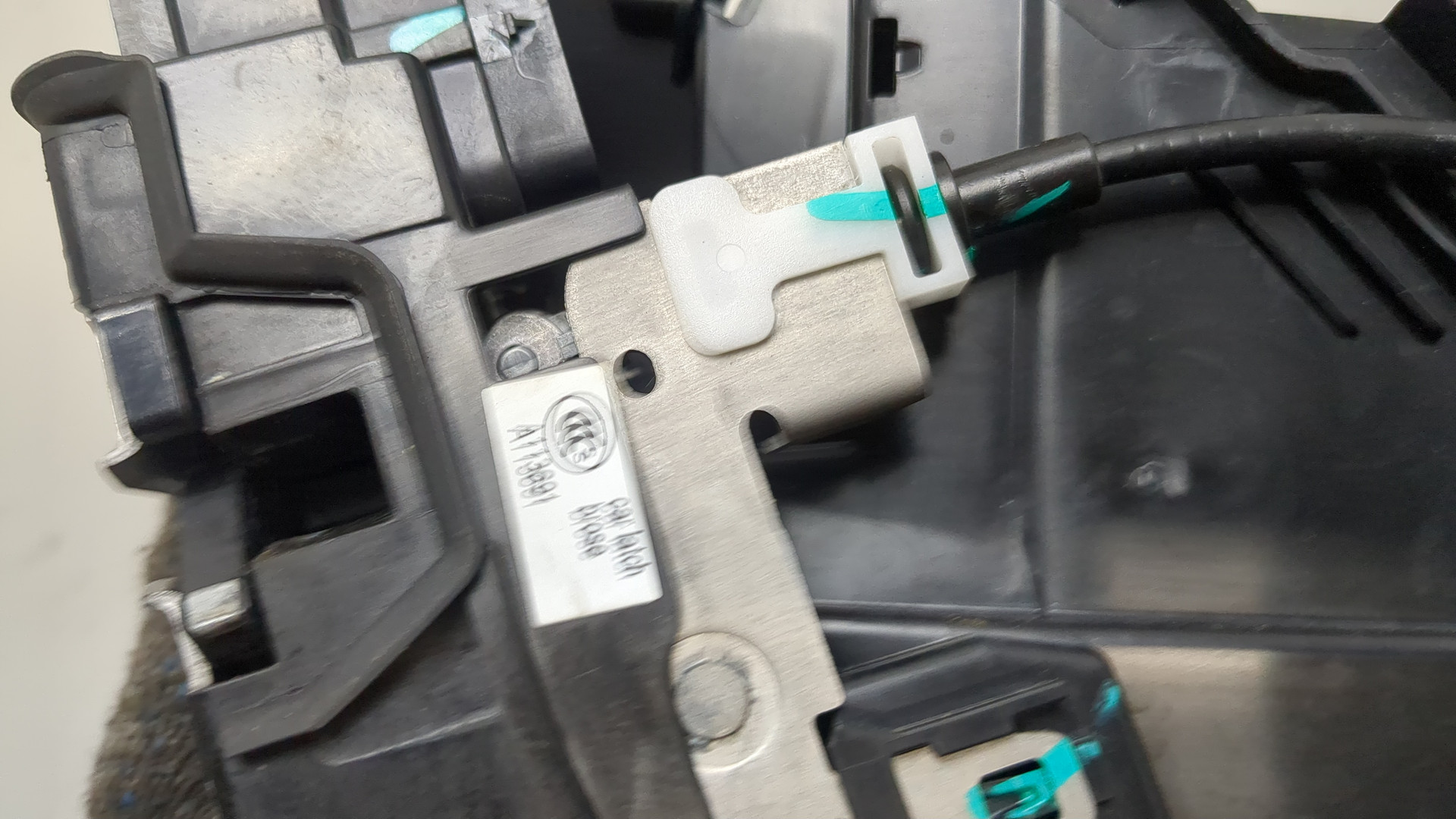 Замок двери задней левой