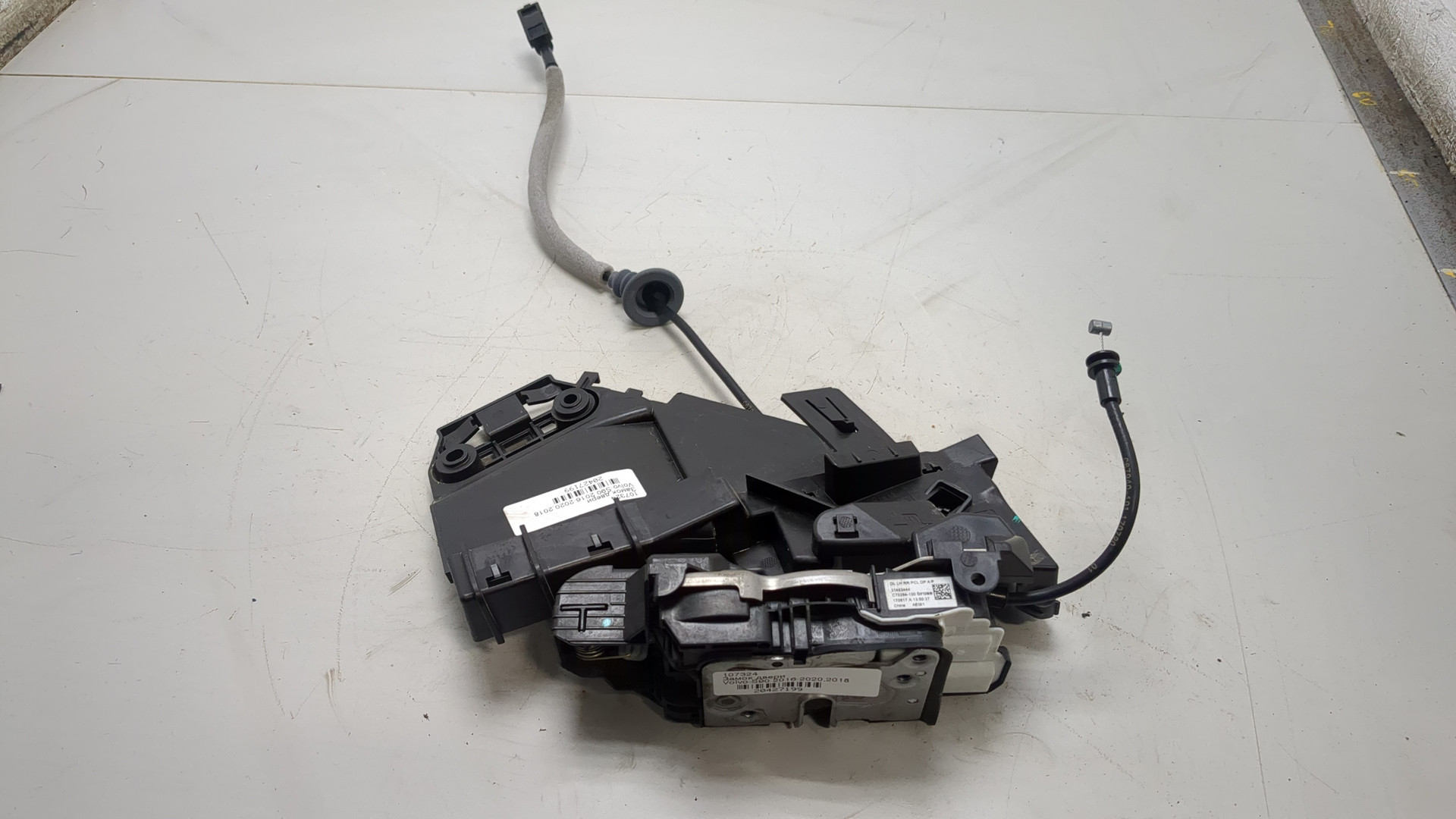 Замок двери задней левой