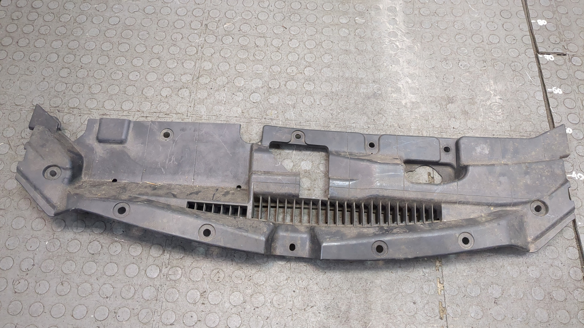 Кожух замка капота