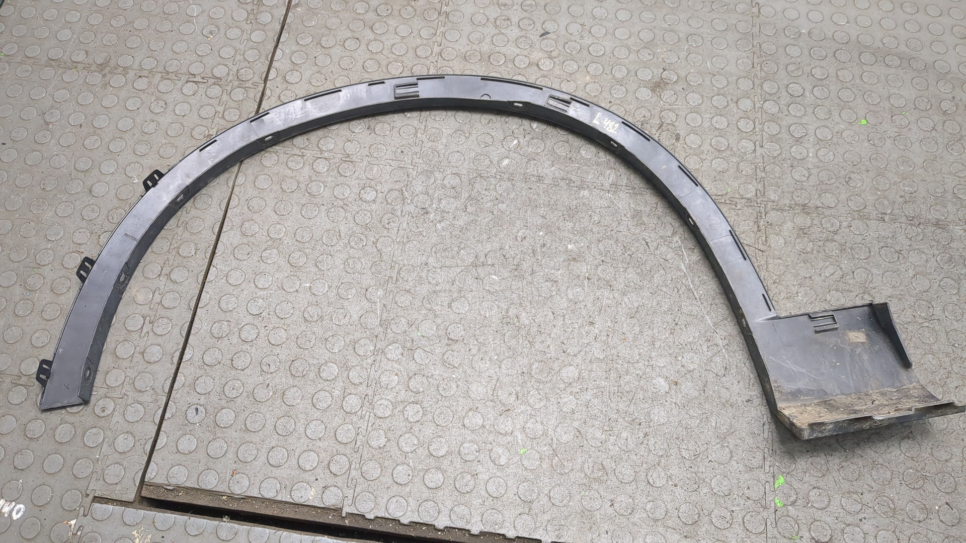 Накладка переднего крыла правого