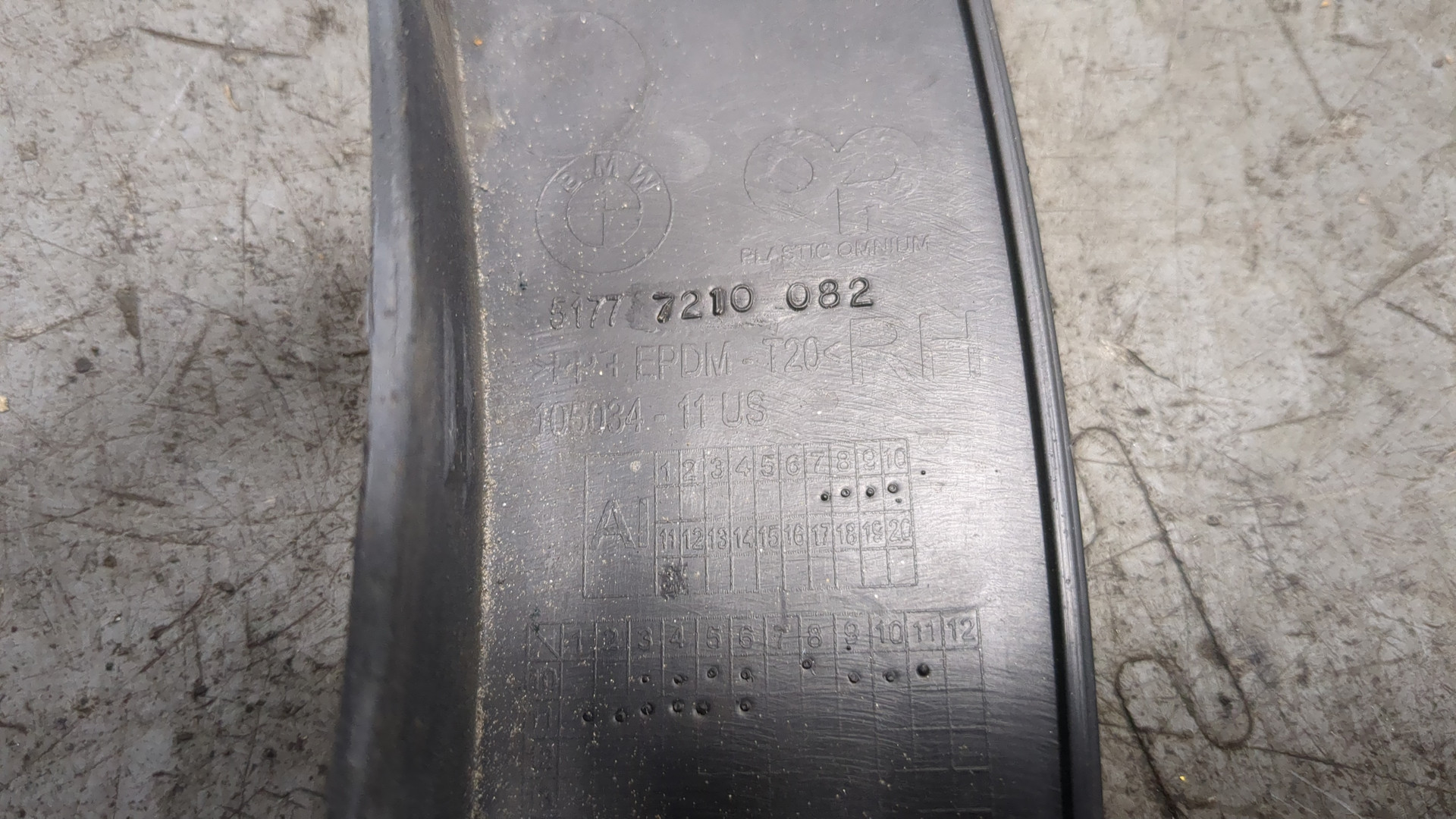 Накладка переднего крыла правого