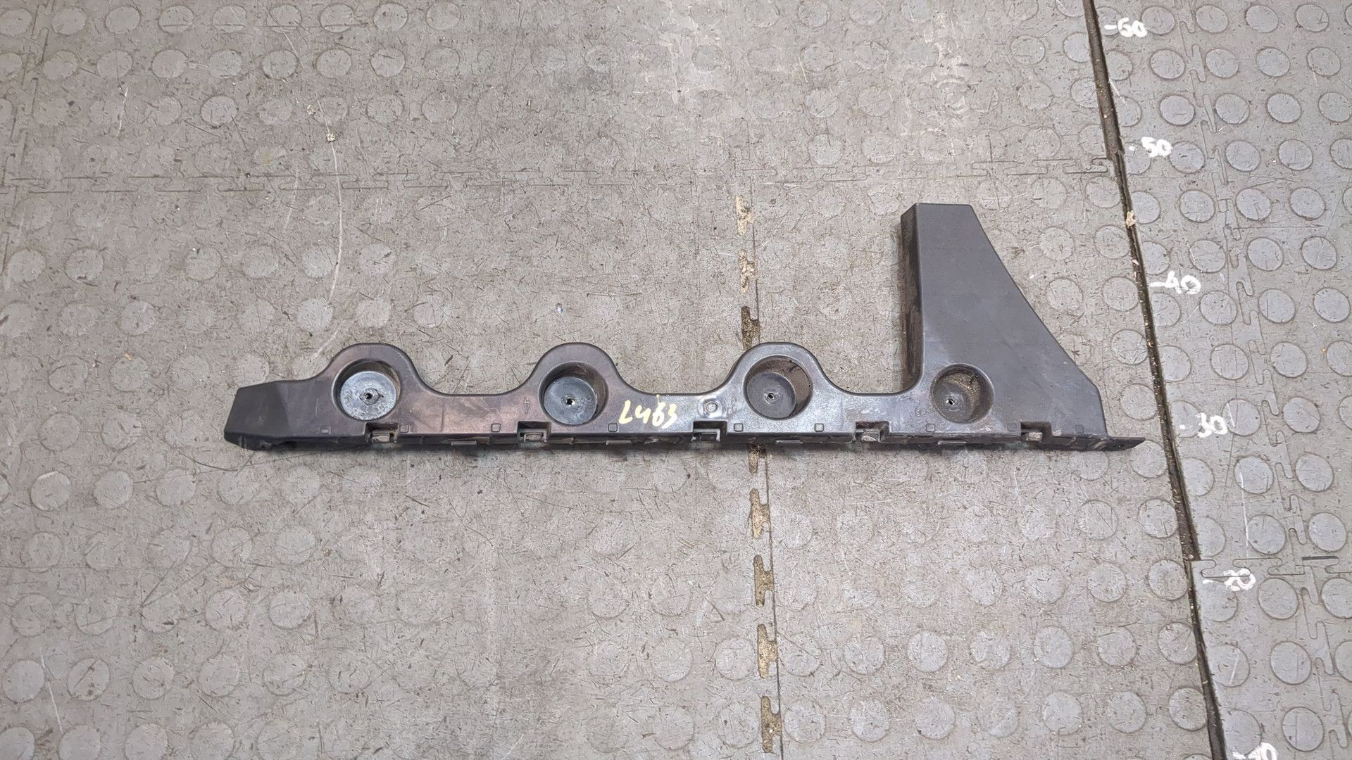 Кронштейн заднего бампера левый