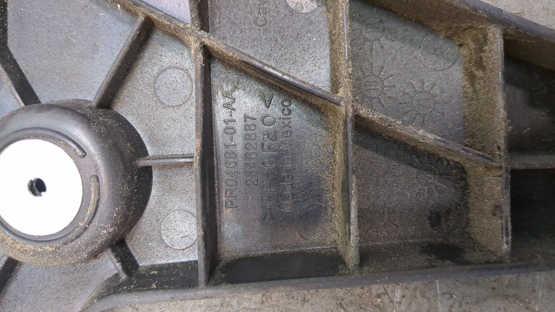 Кронштейн заднего бампера левый