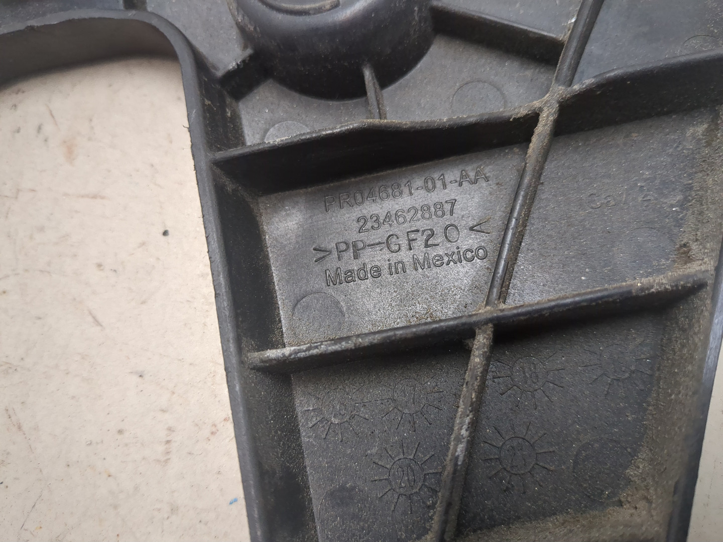 Кронштейн заднего бампера левый