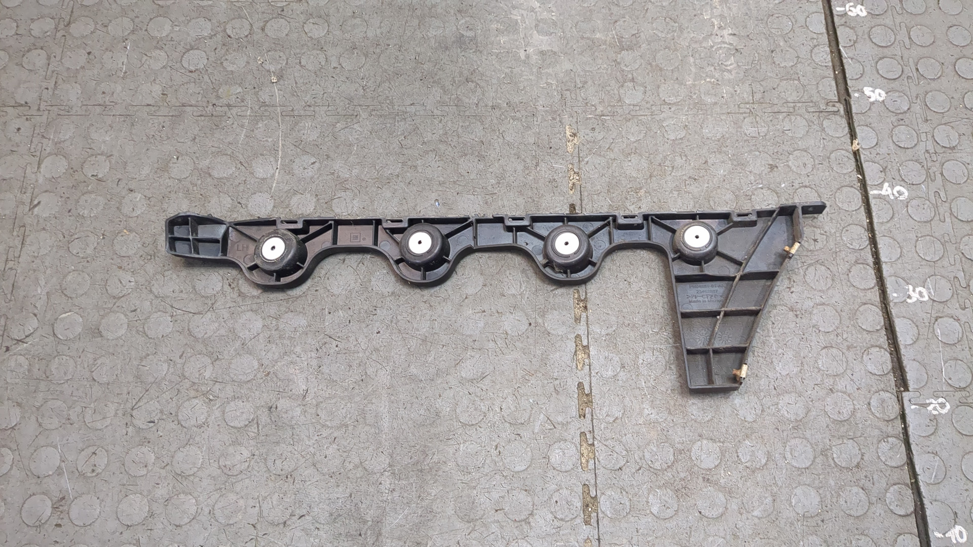 Кронштейн заднего бампера левый