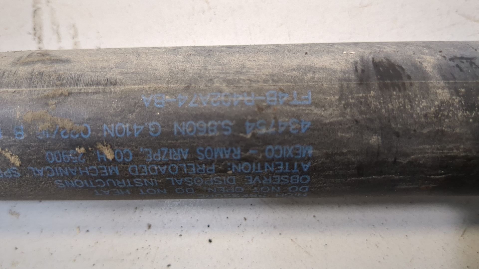 Амортизатор крышки багажника