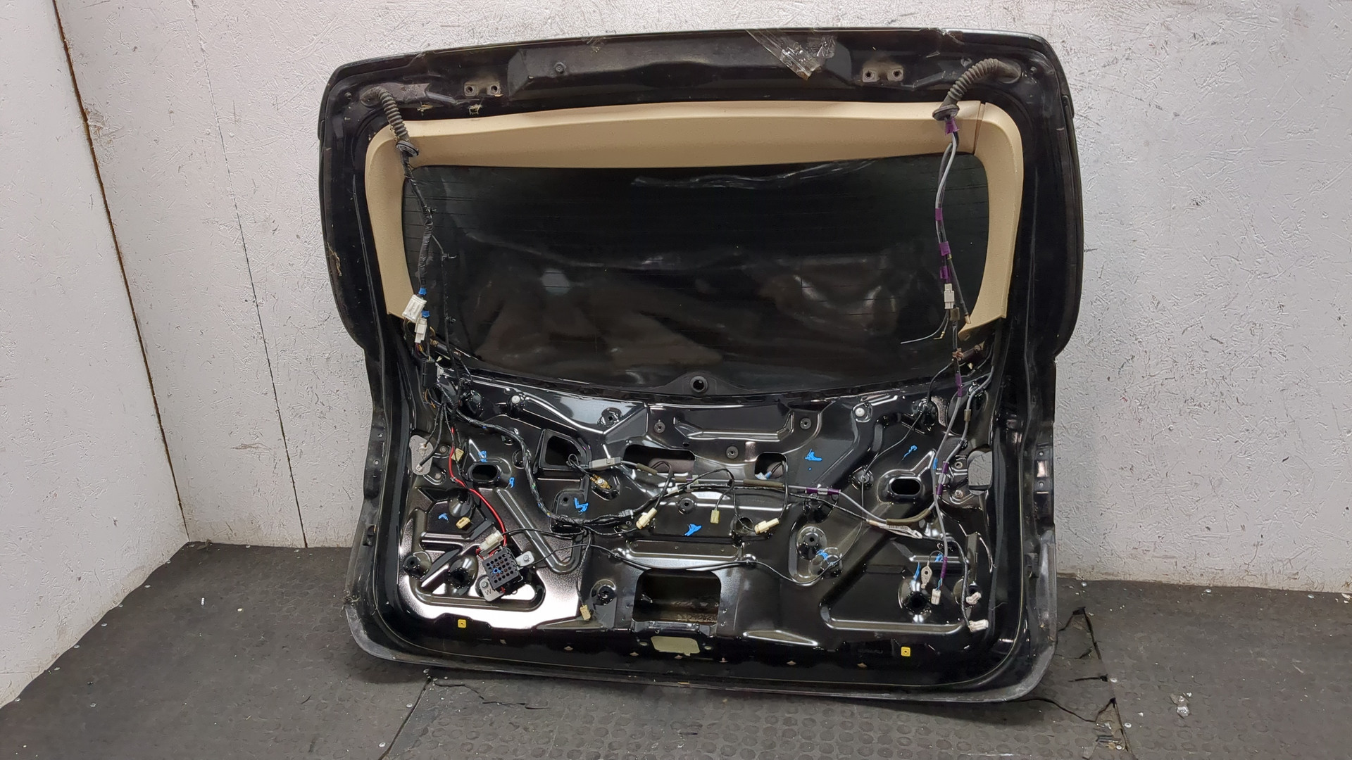 Дверь багажника