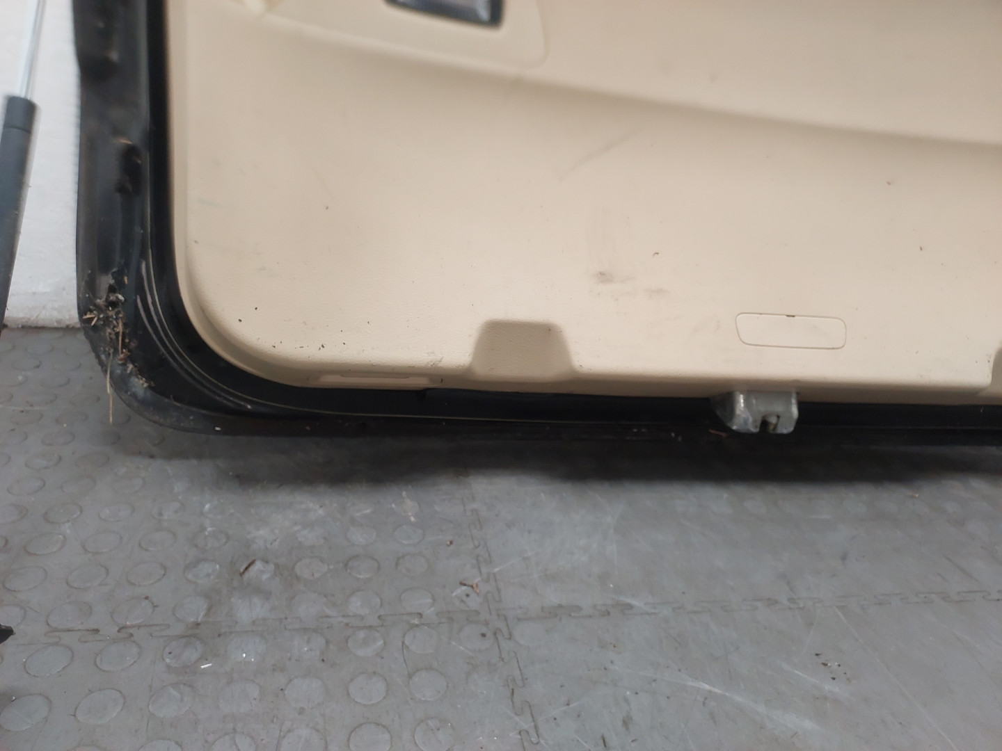 Дверь багажника