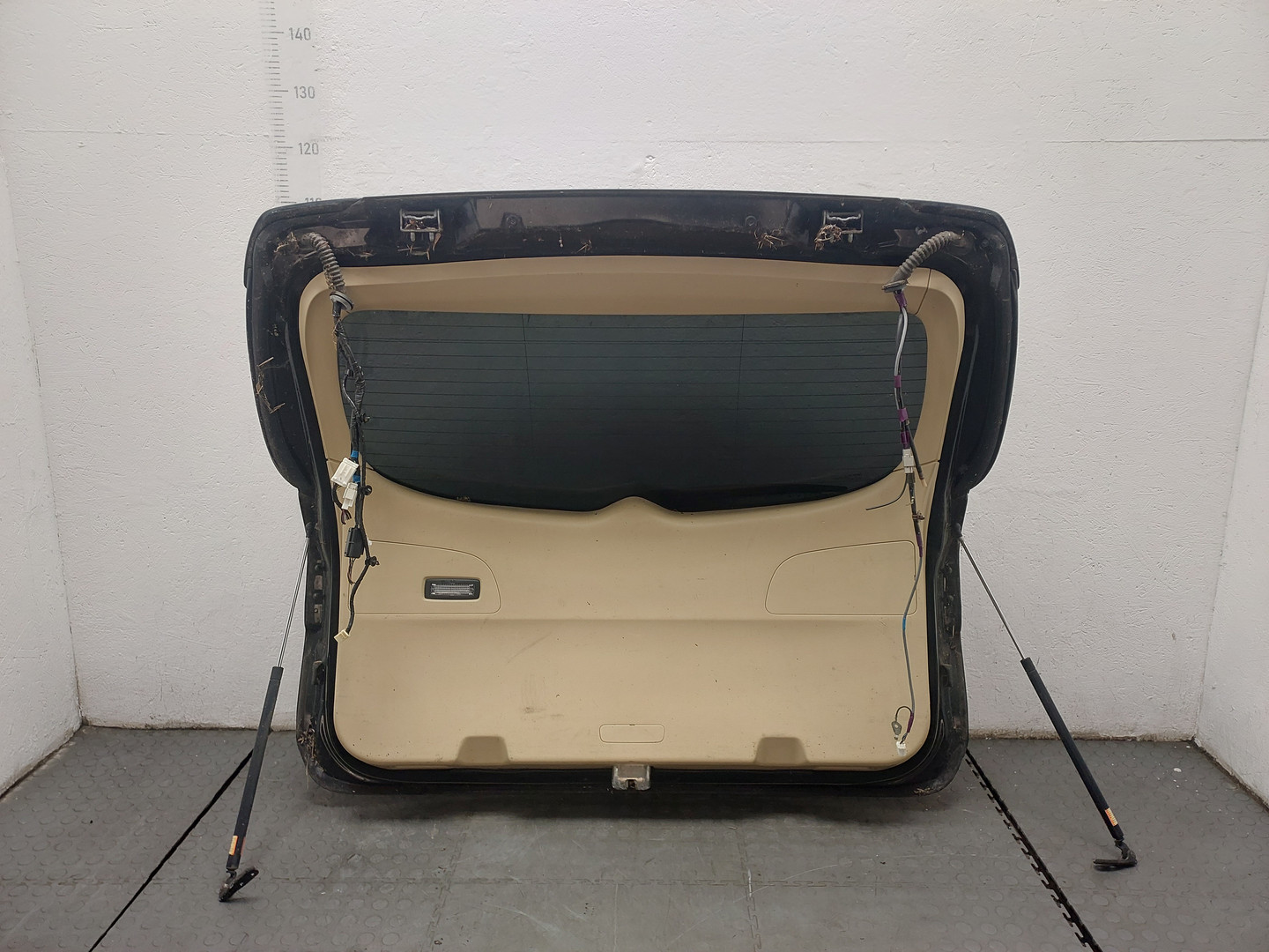 Дверь багажника