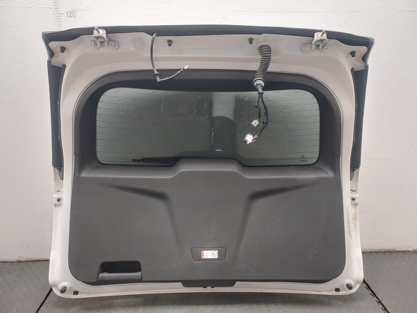 Дверь багажника