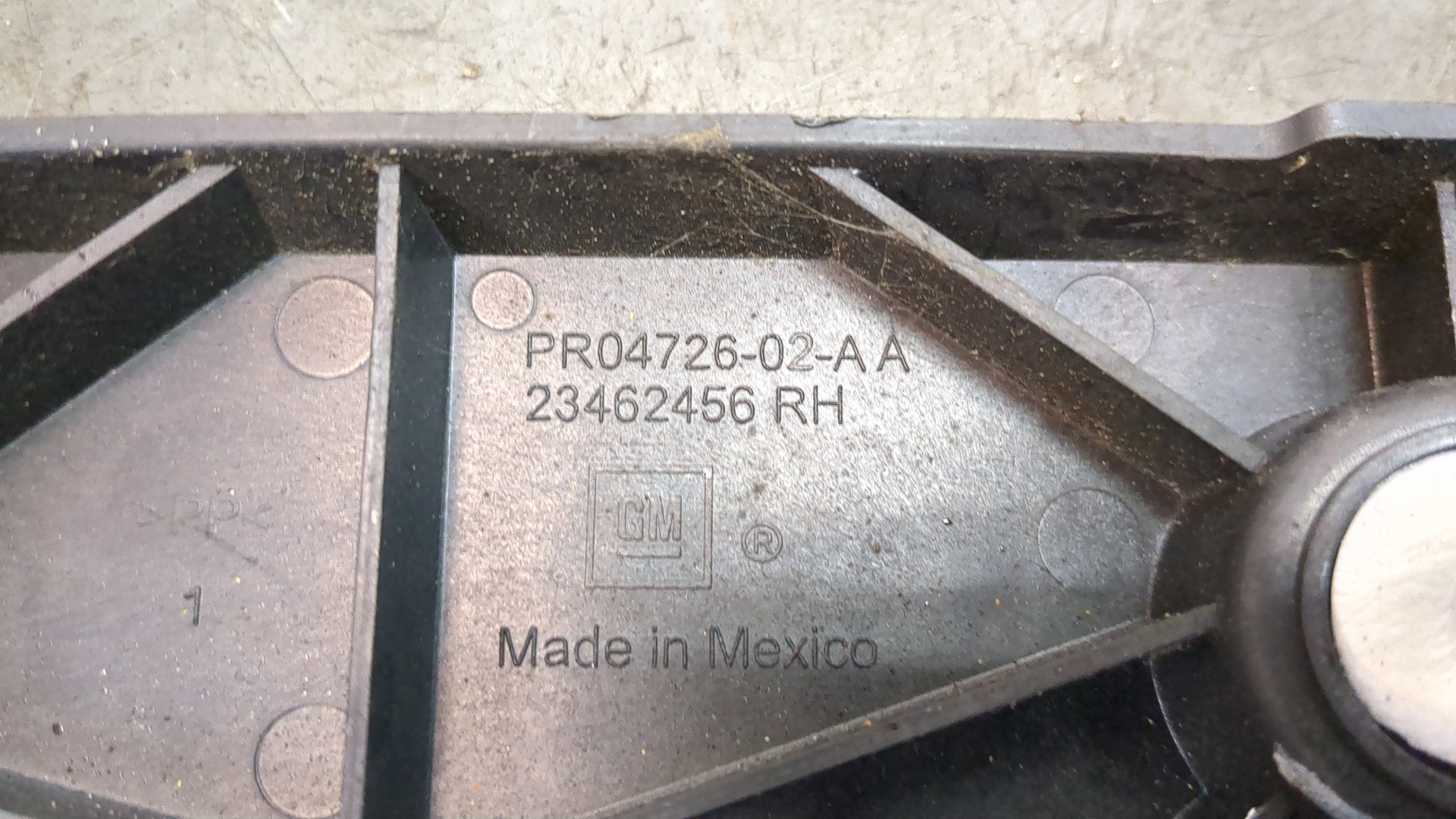 Кронштейн заднего бампера правый