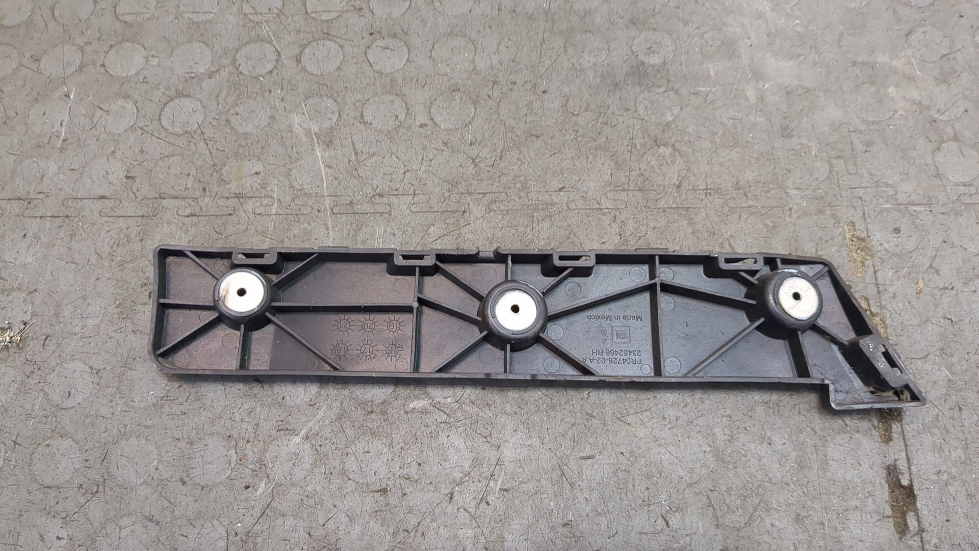 Кронштейн заднего бампера правый