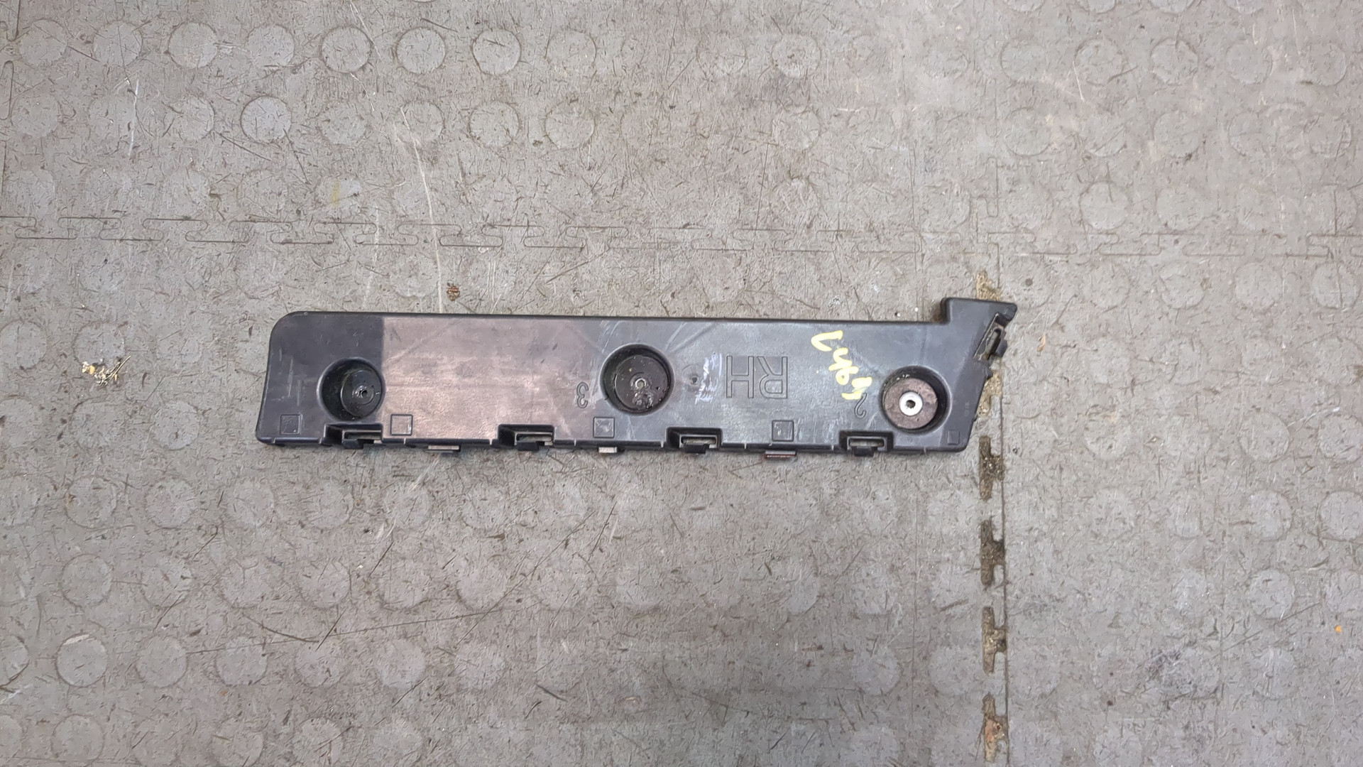 Кронштейн заднего бампера правый