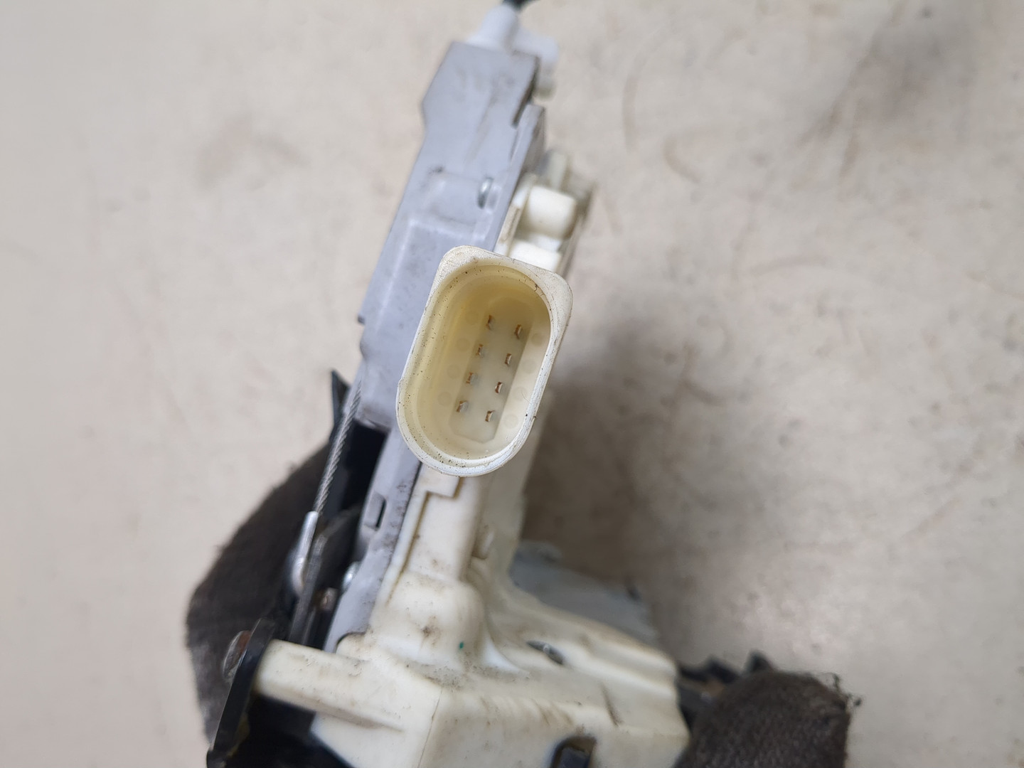 Замок двери передней левой