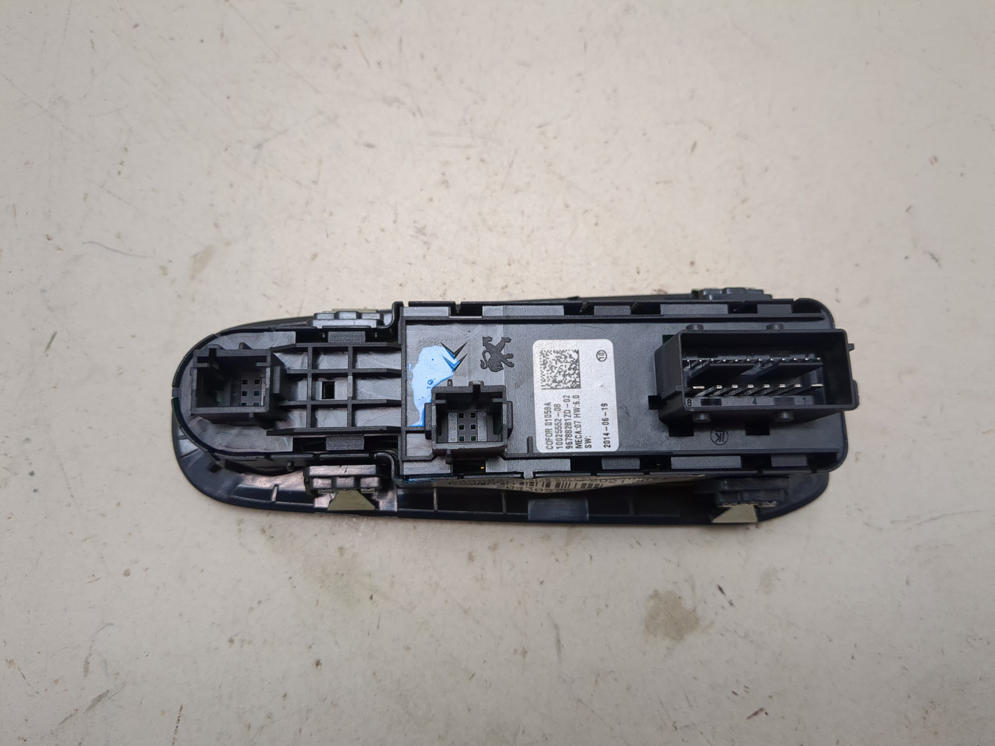 Кнопка стеклоподъемника