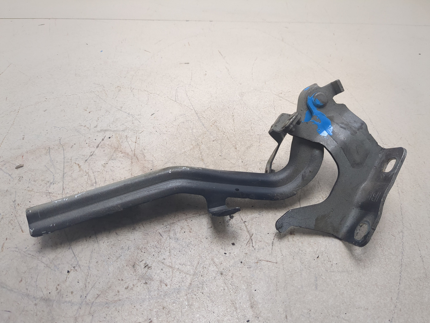 Петля капота левая