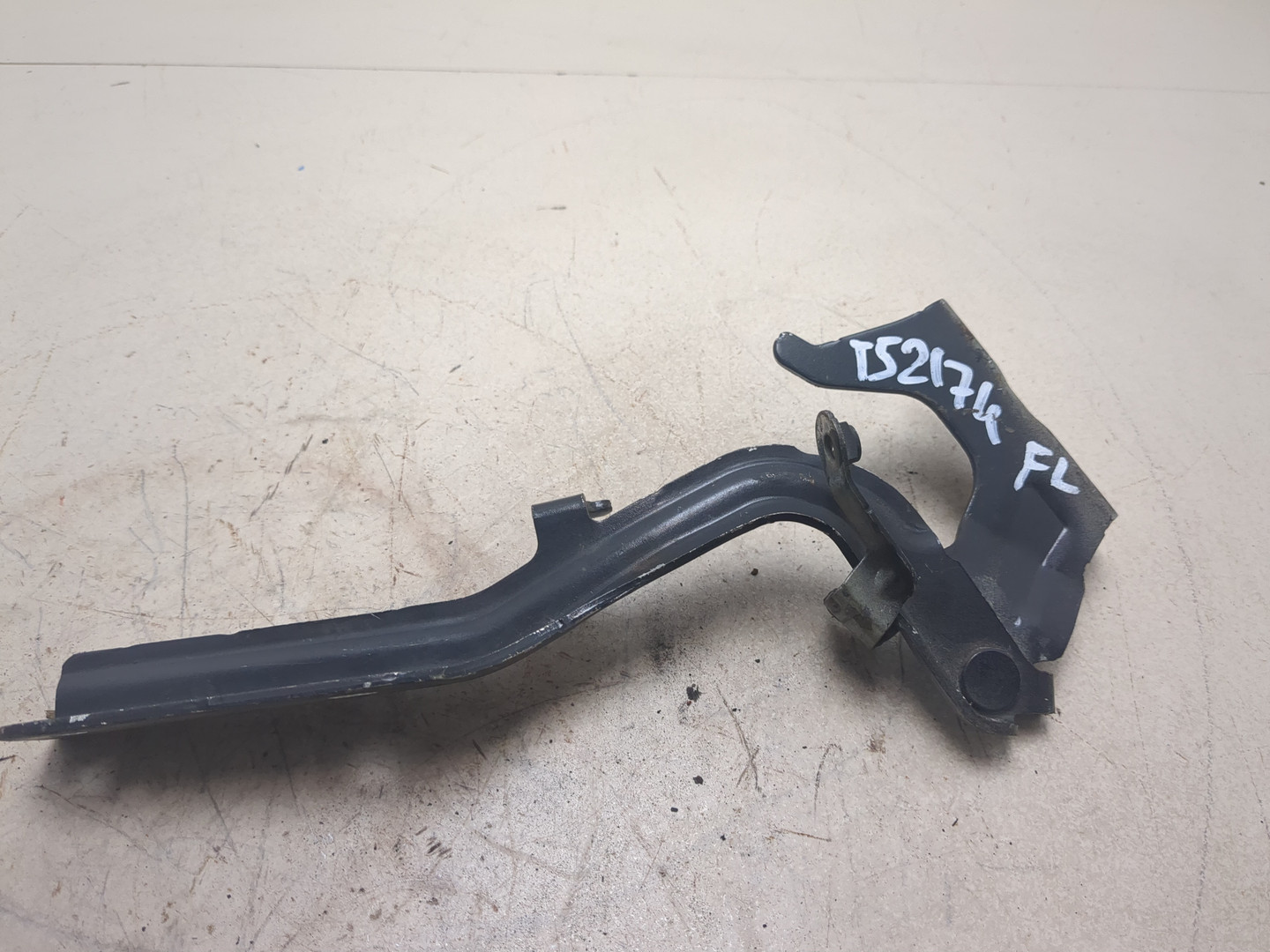 Петля капота левая