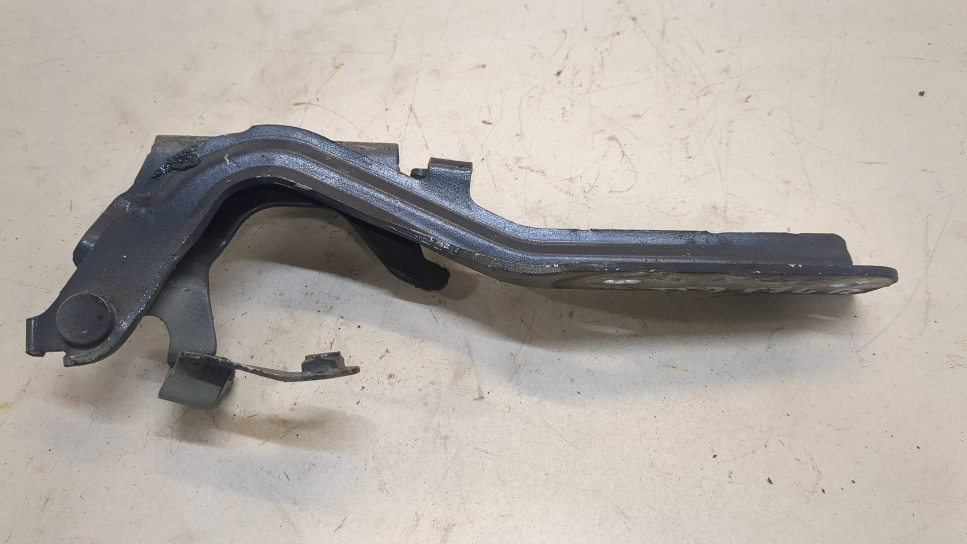 Петля капота правая