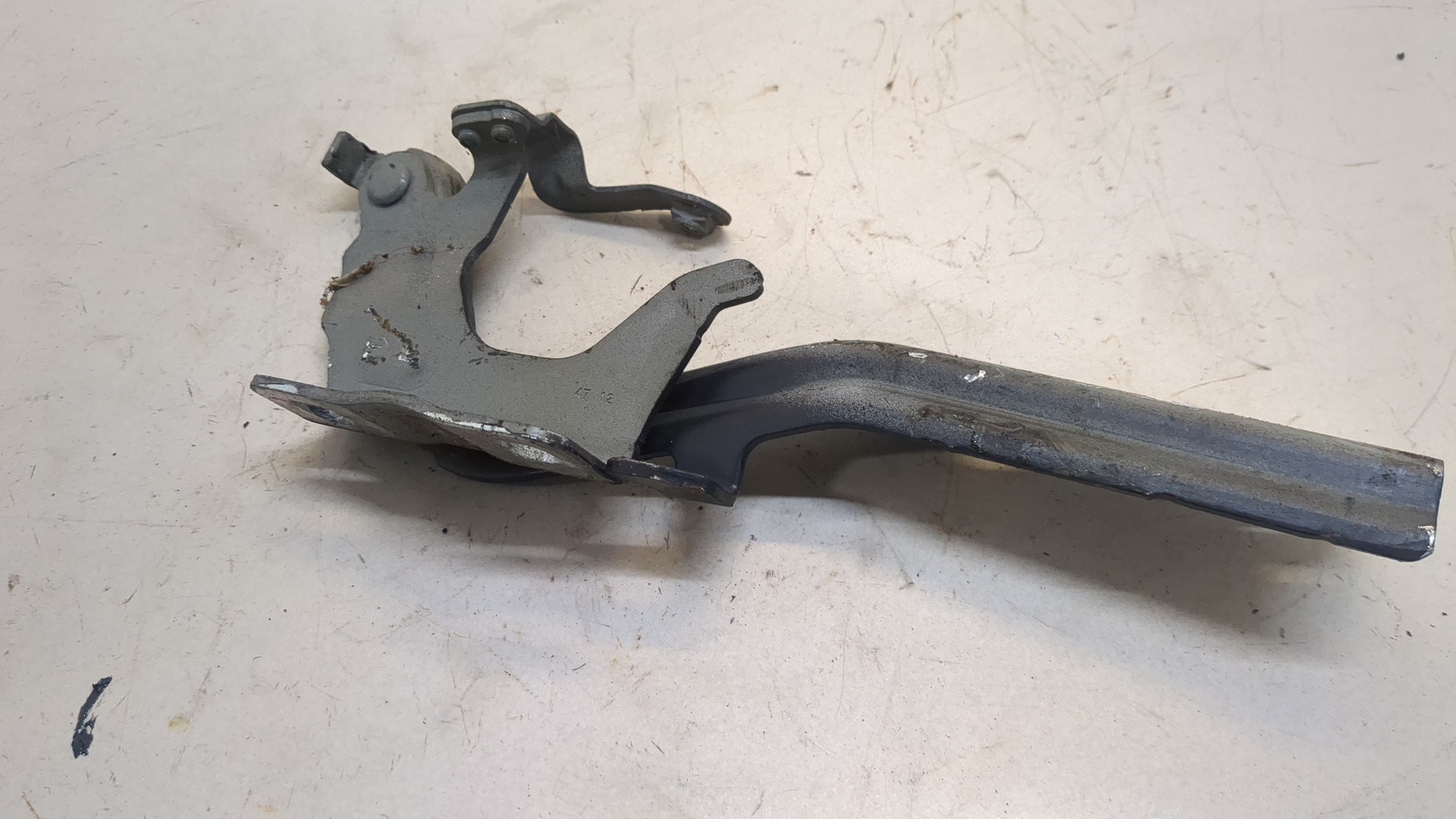 Петля капота правая