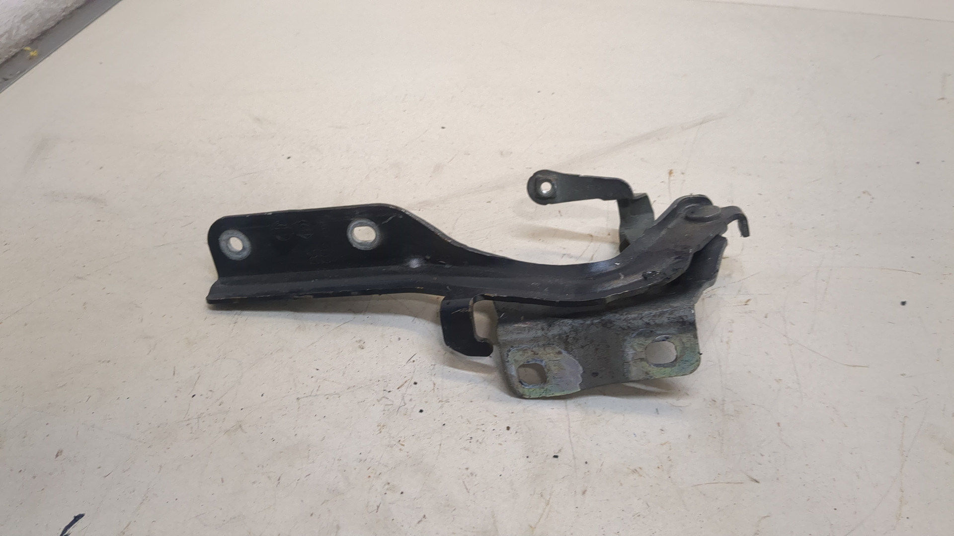 Петля капота правая