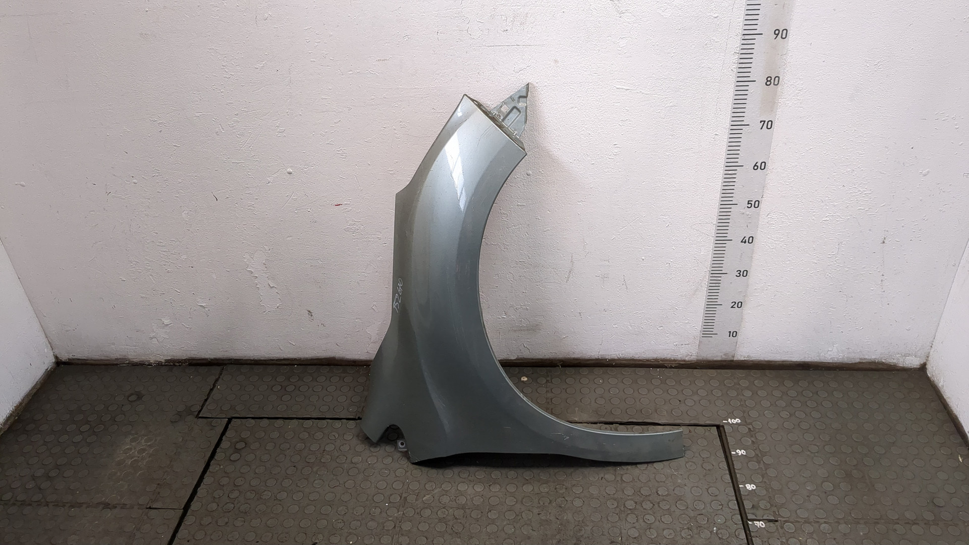 Крыло переднее правое