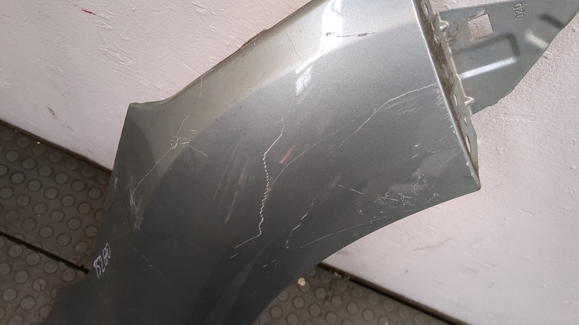 Крыло переднее правое