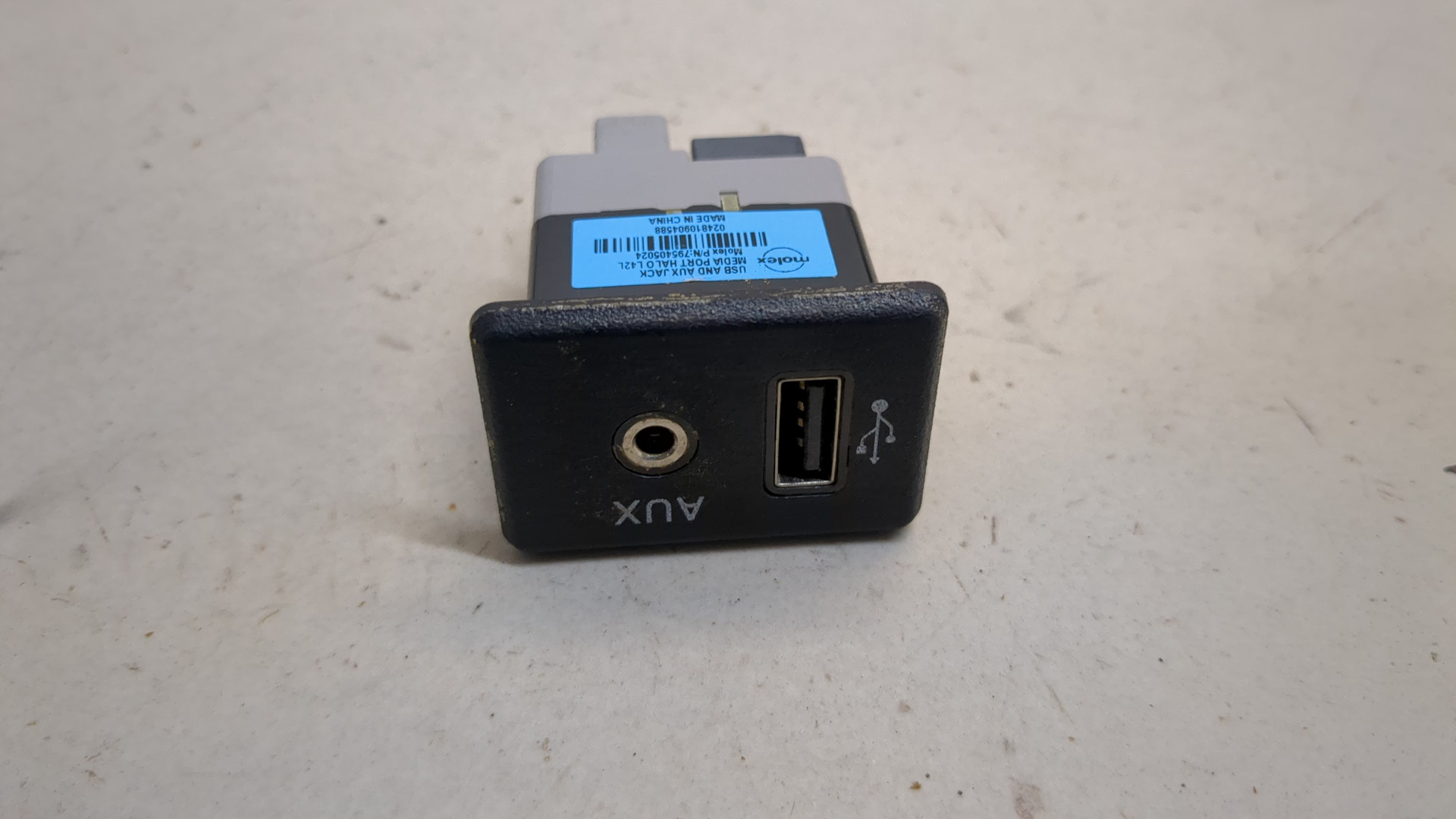 Гнездо AUX / USB IN