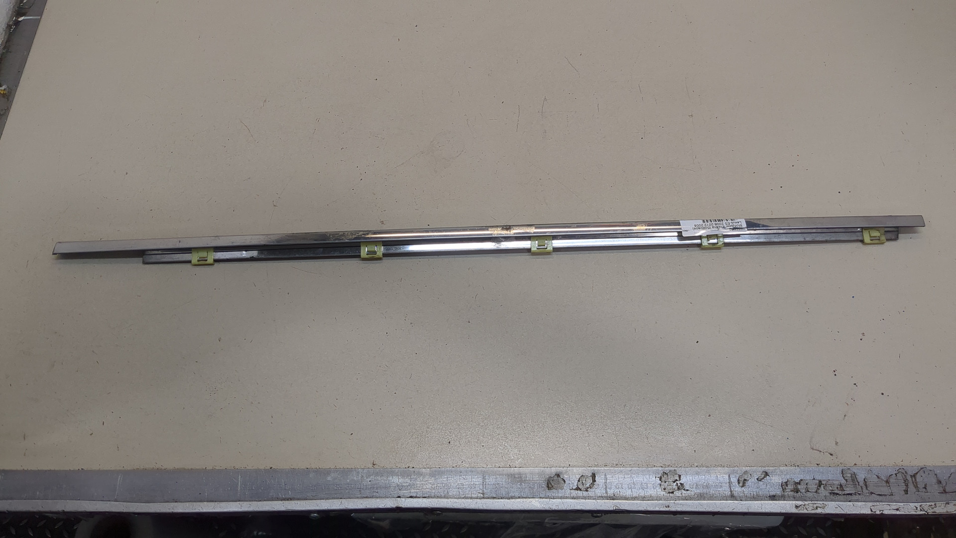 Накладка стекла заднего левого