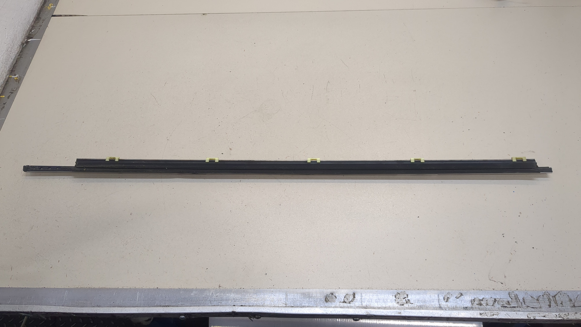 Накладка стекла заднего левого