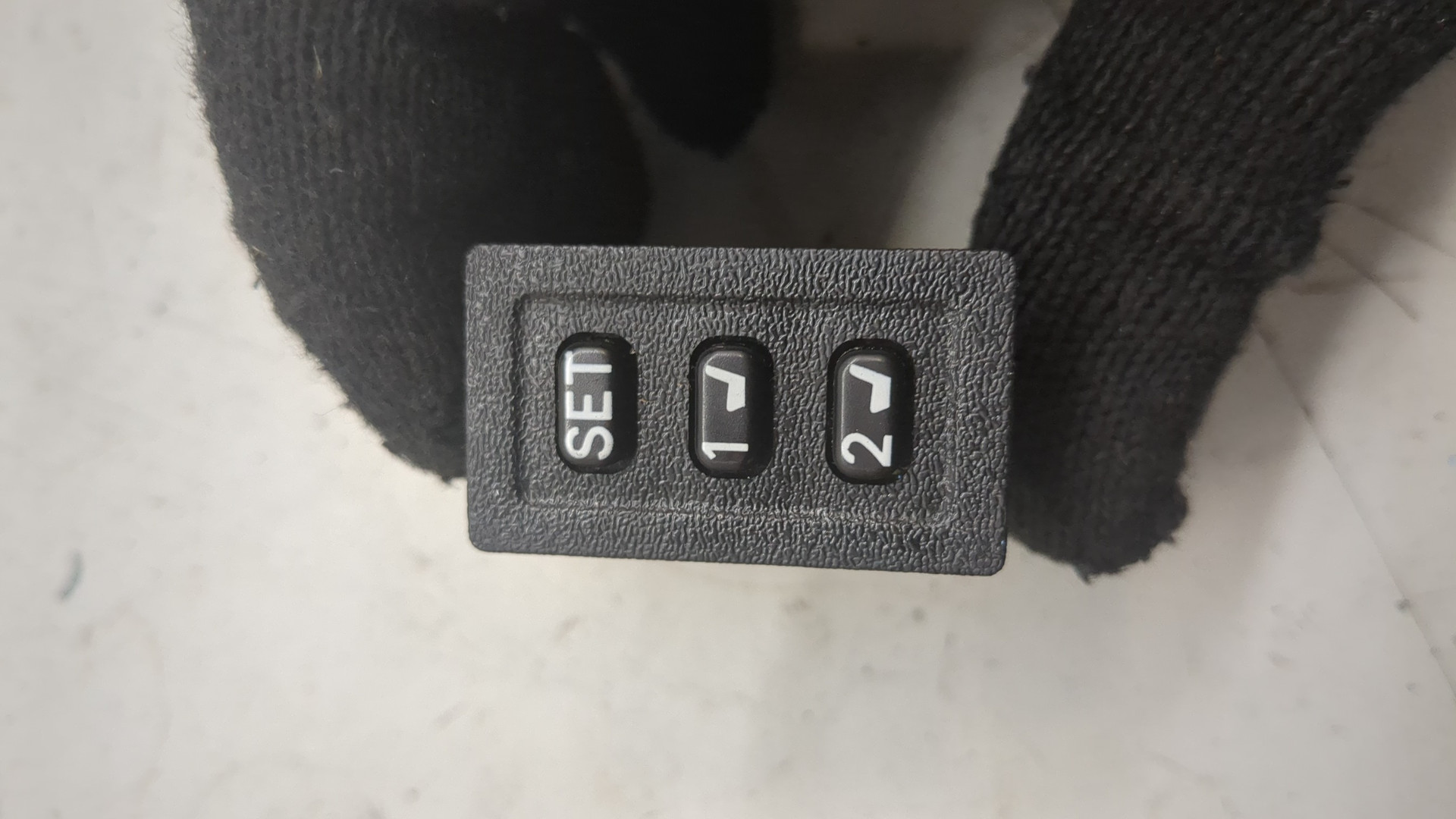 Кнопка регулировки сидения