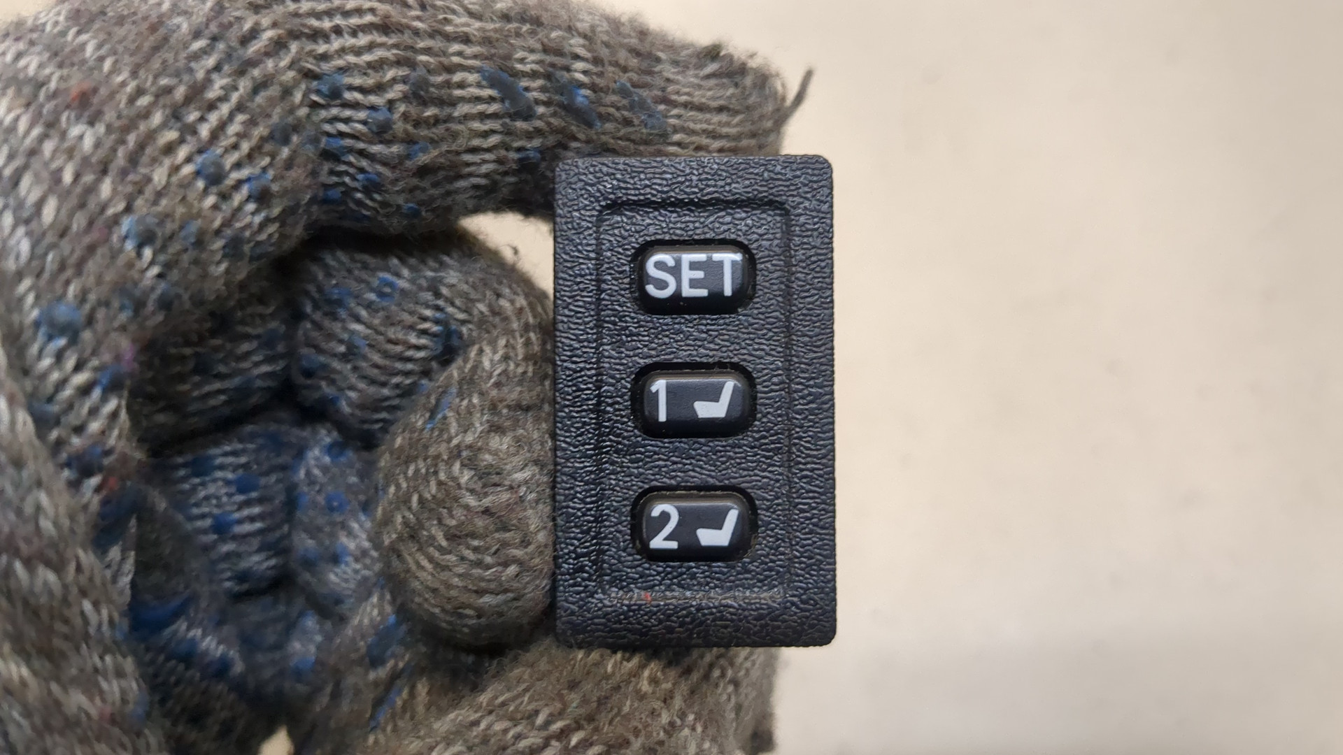 Кнопка регулировки сидения