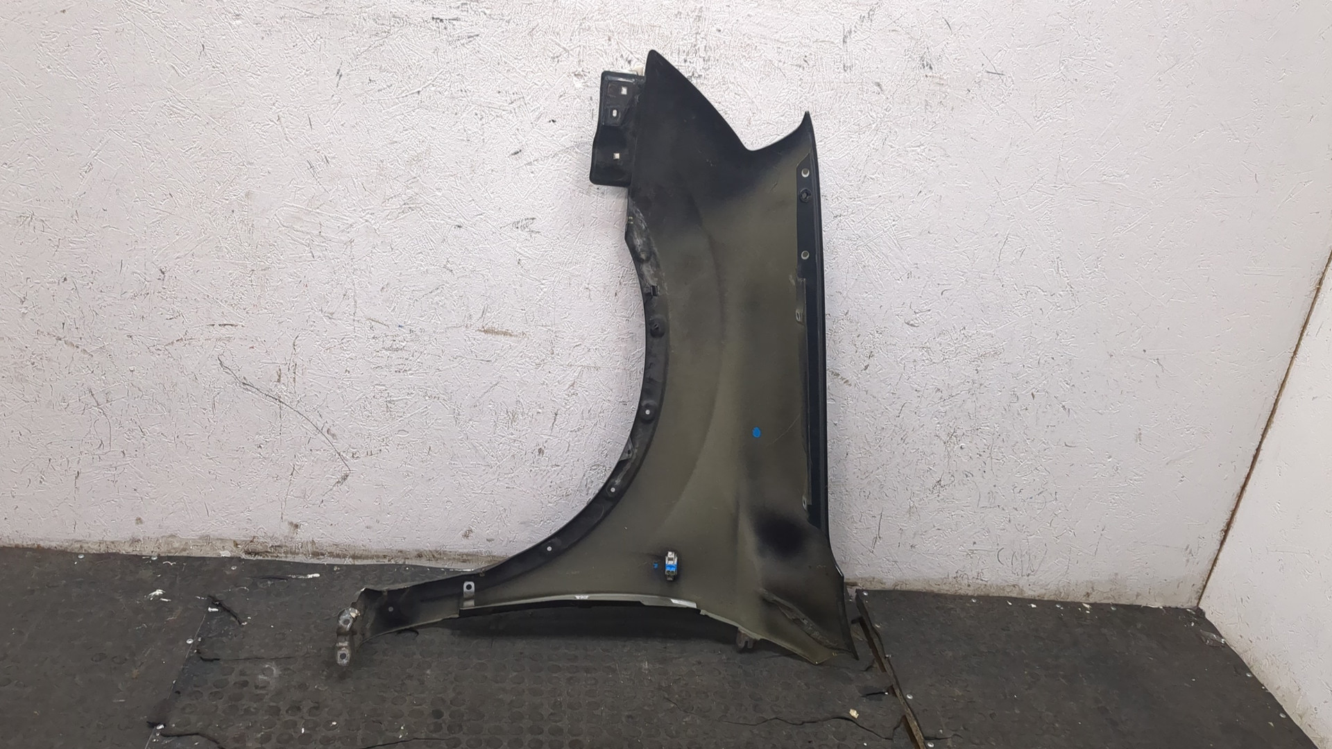 Крыло переднее правое