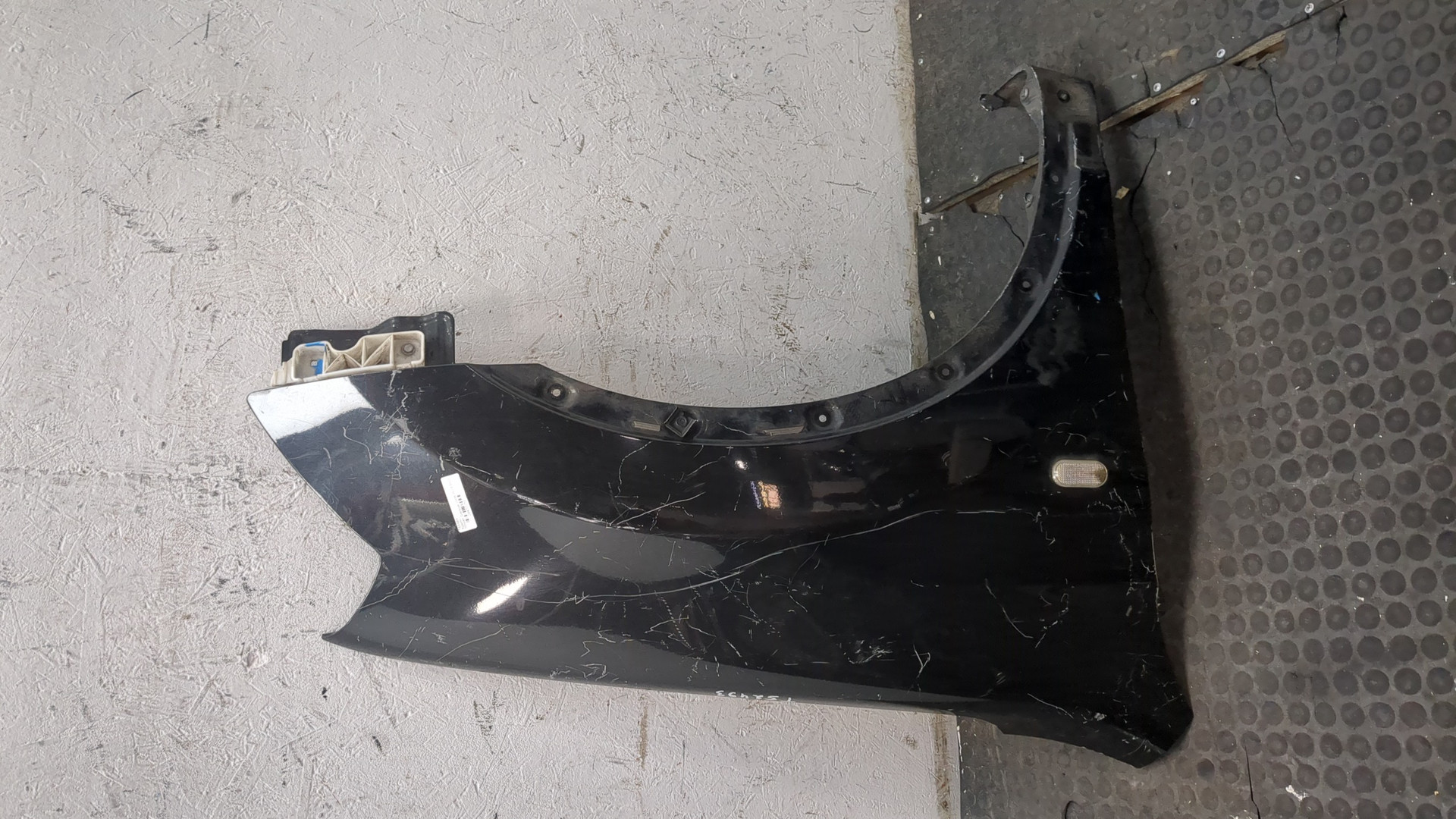 Крыло переднее правое