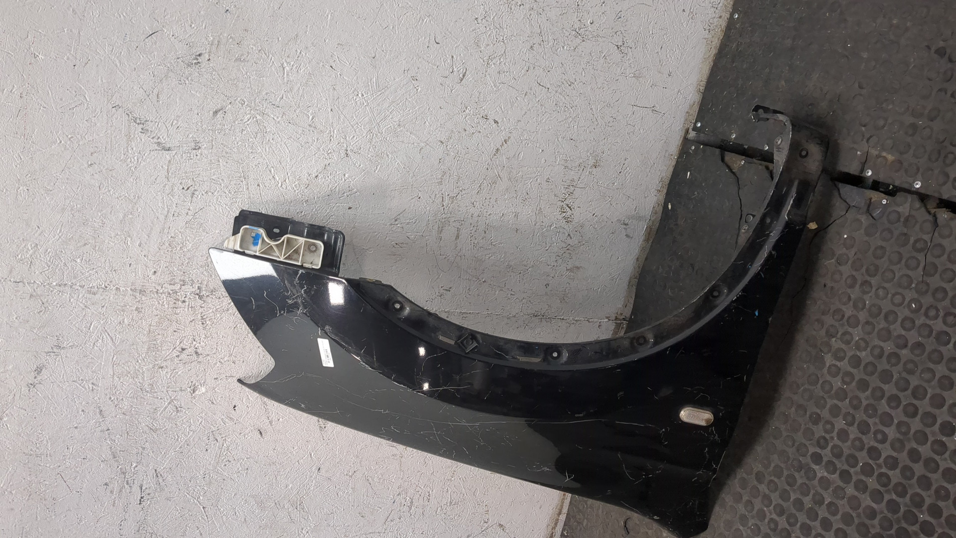 Крыло переднее правое