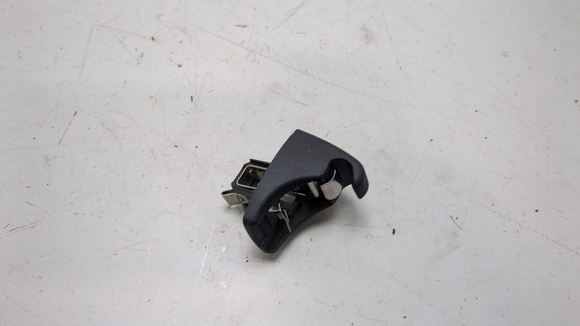 Кронштейн солнцезащитного козырька