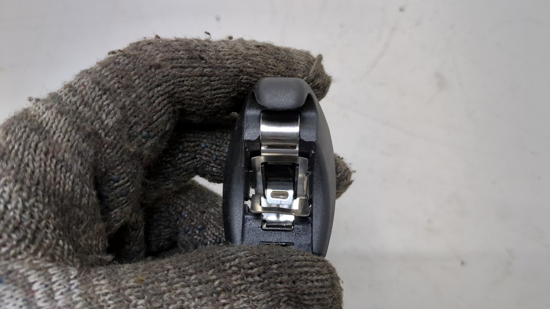 Кронштейн солнцезащитного козырька