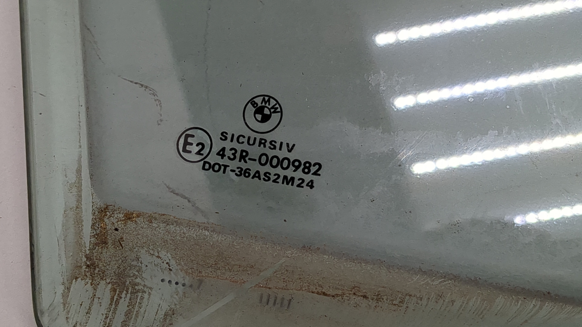 Стекло двери передней правой