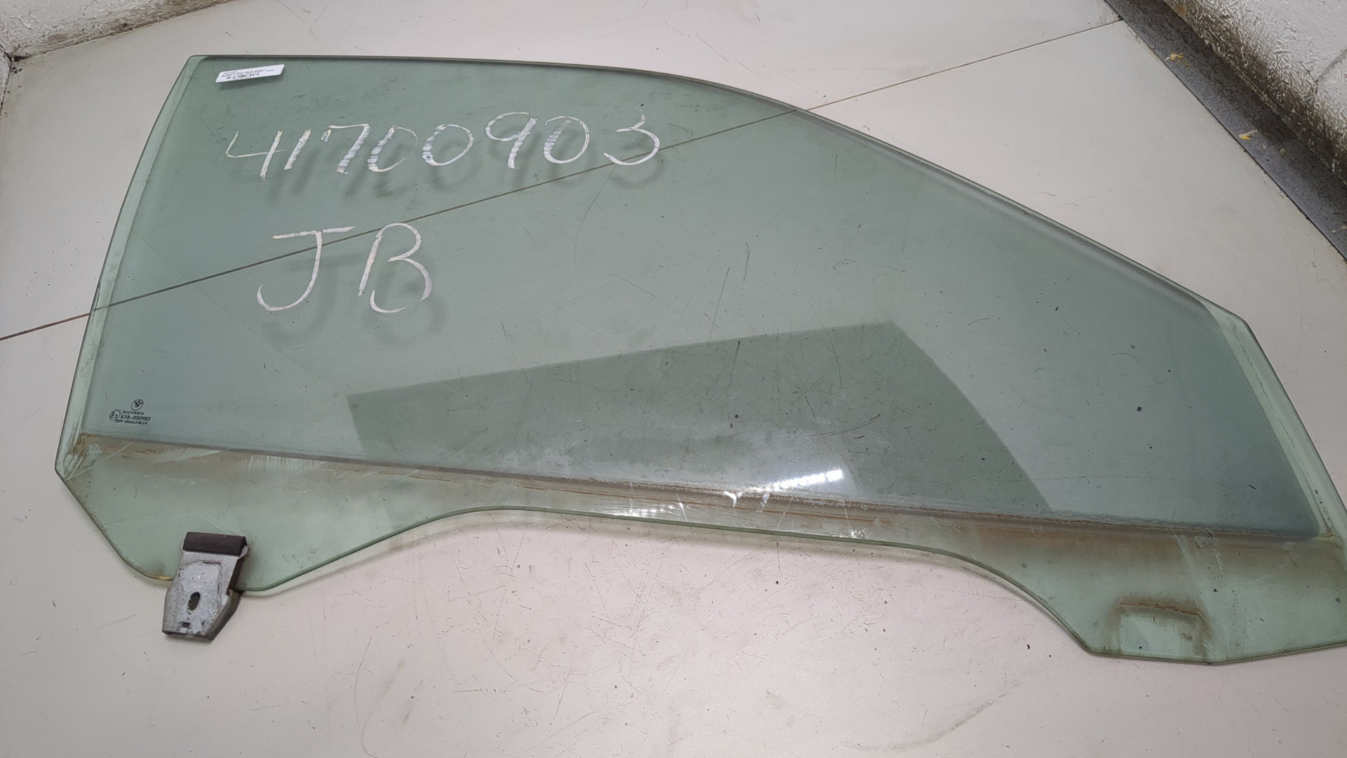 Стекло двери передней правой