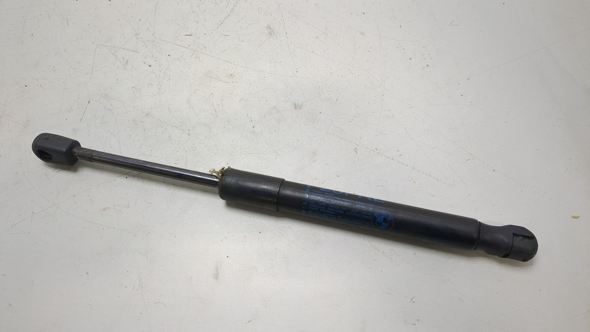 Амортизатор капота